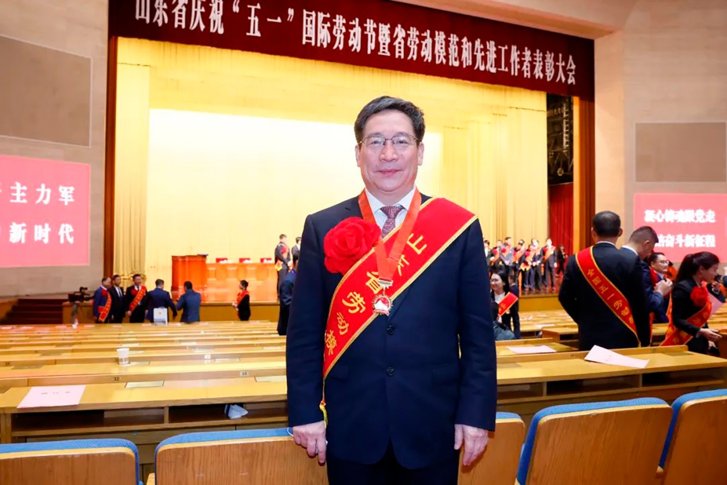 喜報(bào)！李永勝董事長(zhǎng)被授予“山東省勞動(dòng)模范”稱號(hào) 受省委、省政府表彰 (5)